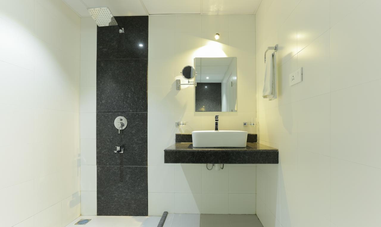 Hotel Crown Suites Kochi Esterno foto