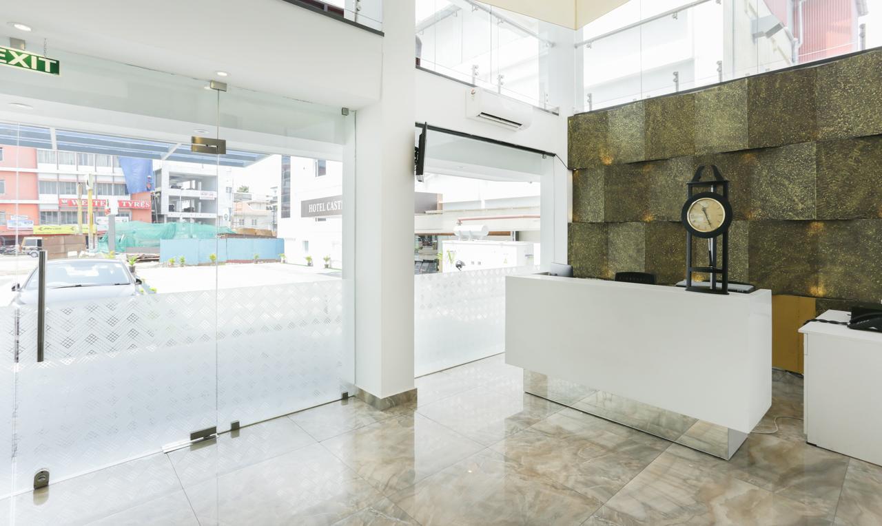 Hotel Crown Suites Kochi Esterno foto