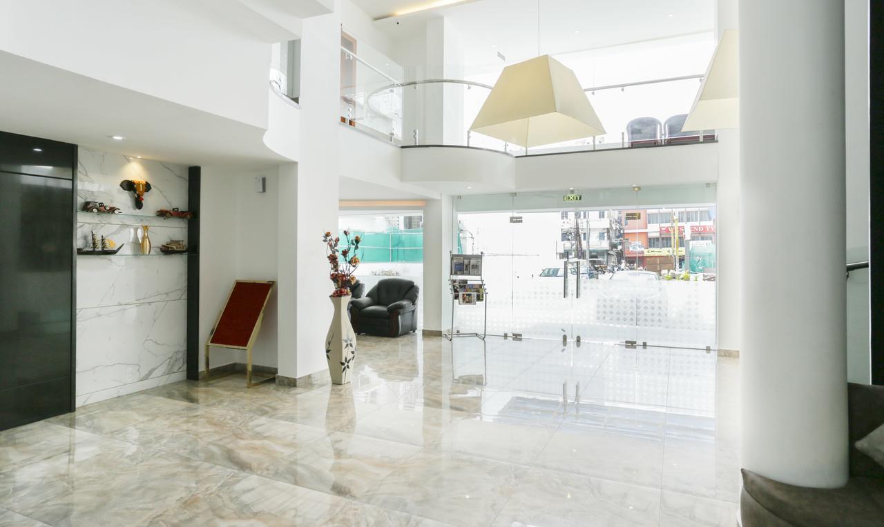 Hotel Crown Suites Kochi Esterno foto