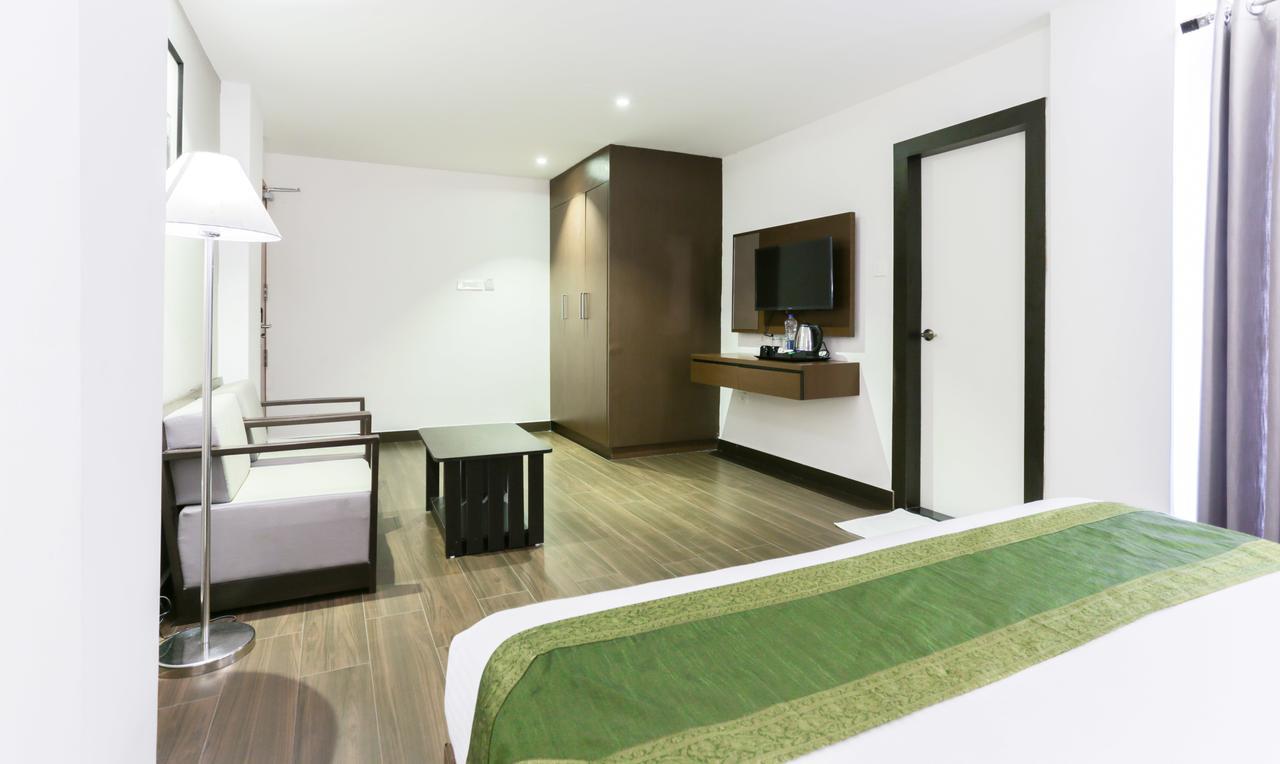 Hotel Crown Suites Kochi Esterno foto