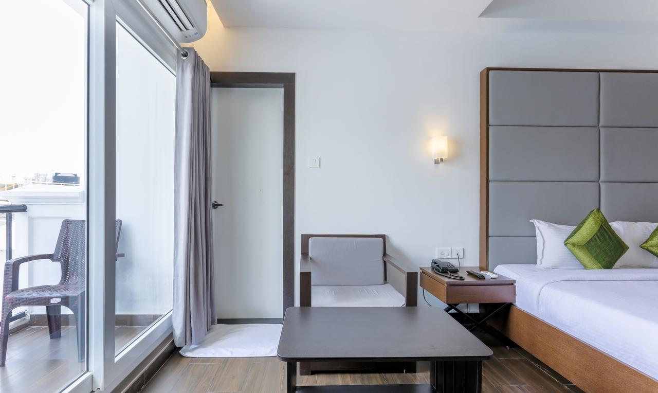 Hotel Crown Suites Kochi Esterno foto