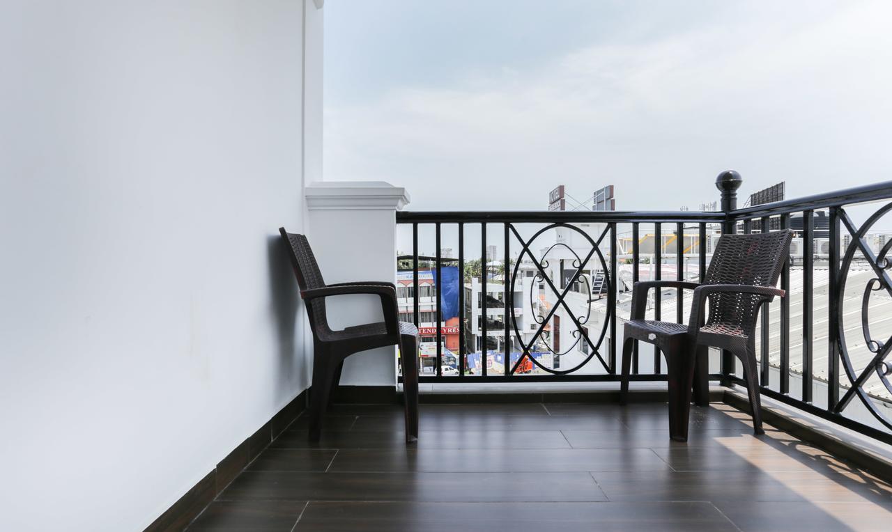 Hotel Crown Suites Kochi Esterno foto