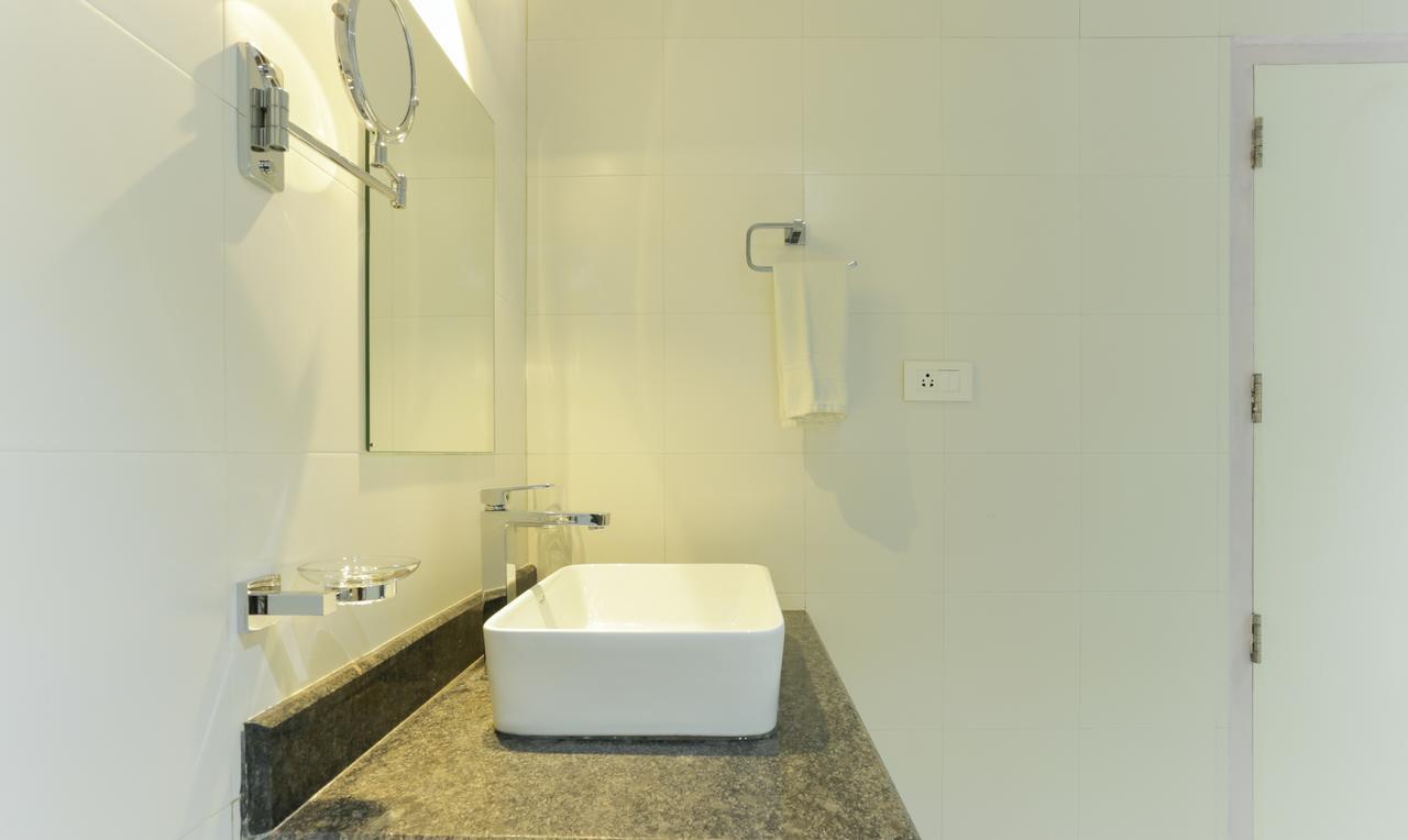 Hotel Crown Suites Kochi Esterno foto