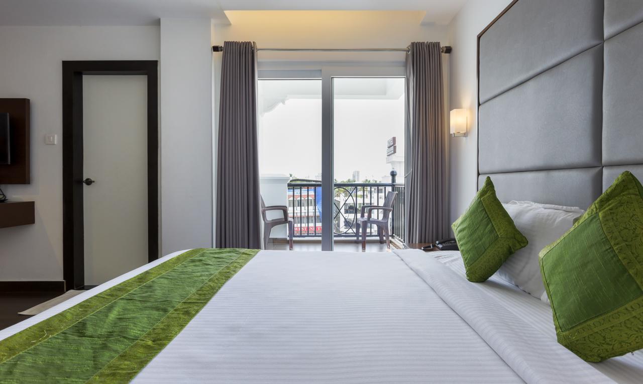 Hotel Crown Suites Kochi Esterno foto