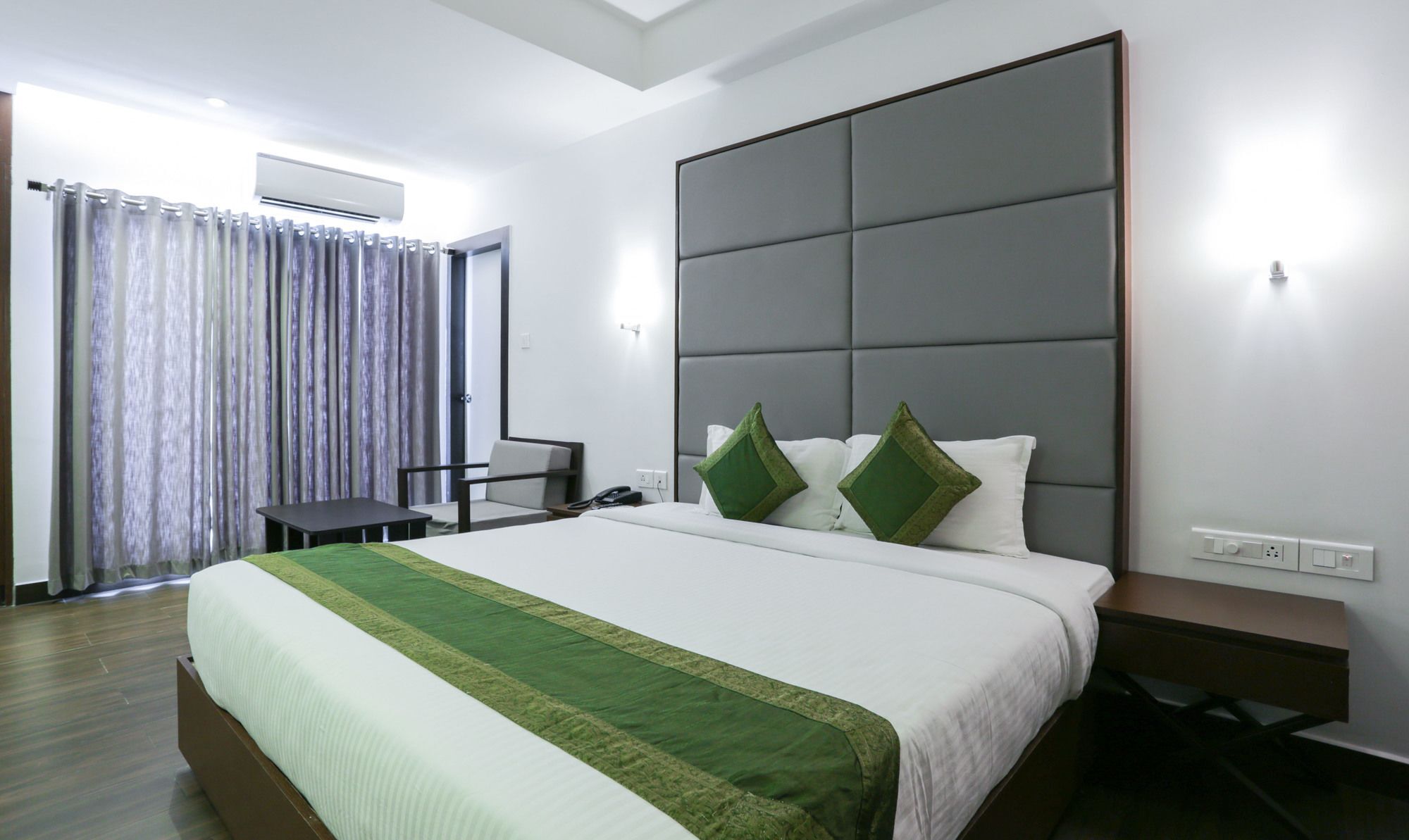 Hotel Crown Suites Kochi Esterno foto