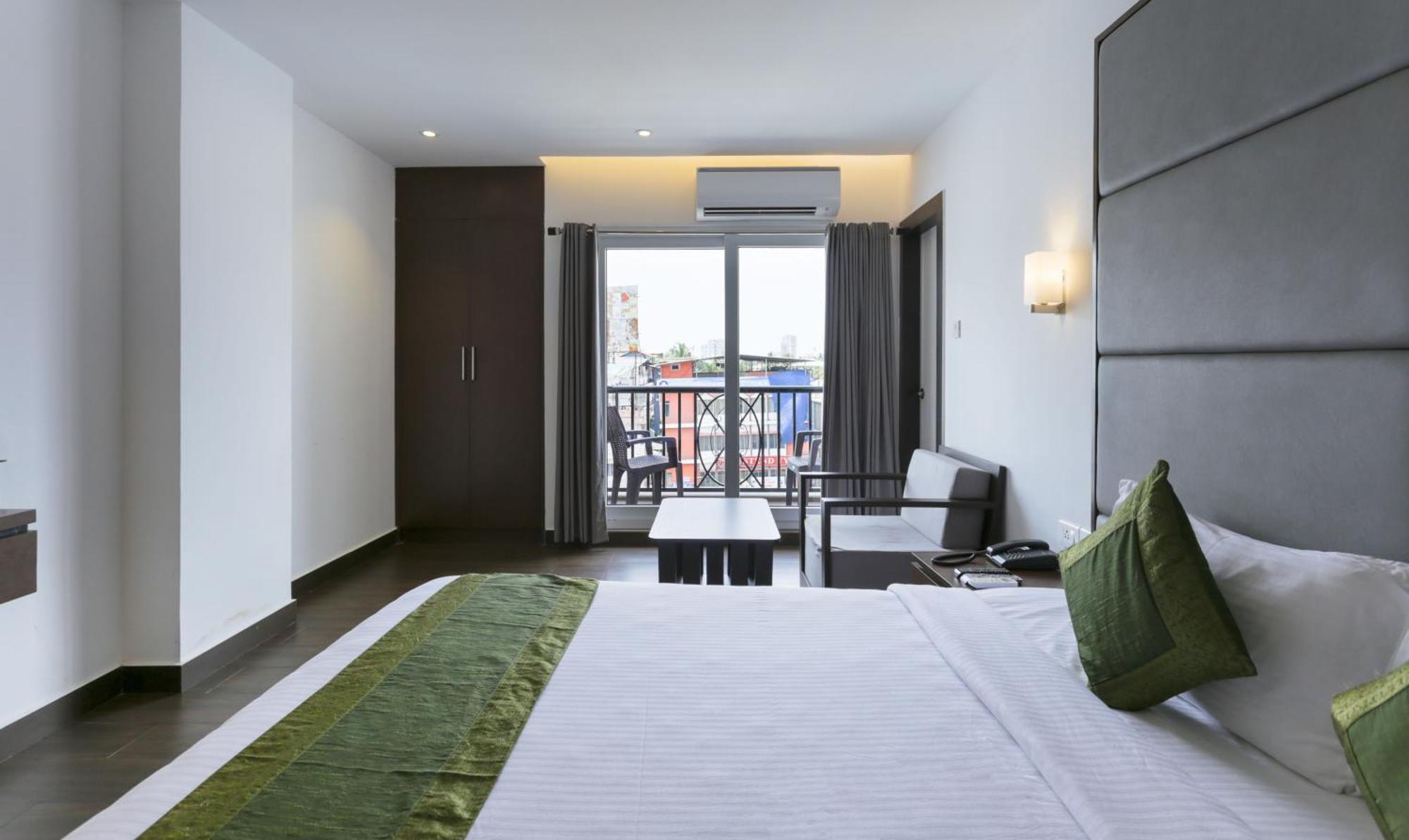 Hotel Crown Suites Kochi Esterno foto